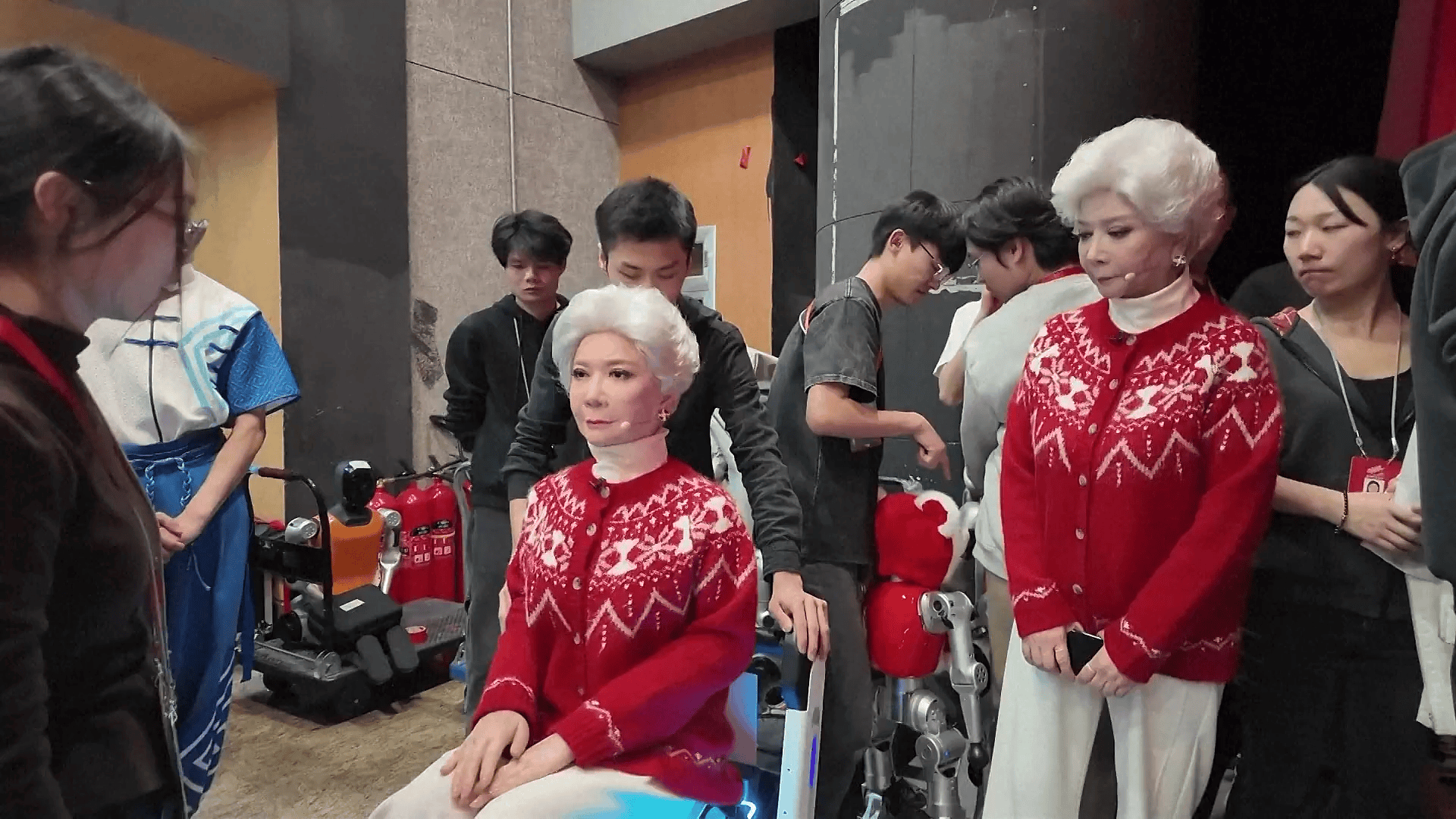 春晚名场面延续：“假蔡明”被送给真蔡明，AI仿生科技藏满温情与敬意